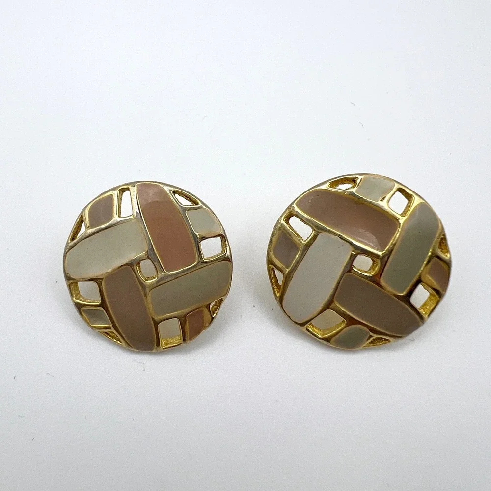 Vintage Gold Tone Enamel Geometric Button Stud Earrings Tan Beige Neutral Round